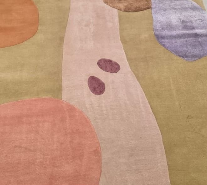 Design-matto pesun jälkeen — tahrat poissa, värit kirkkaat