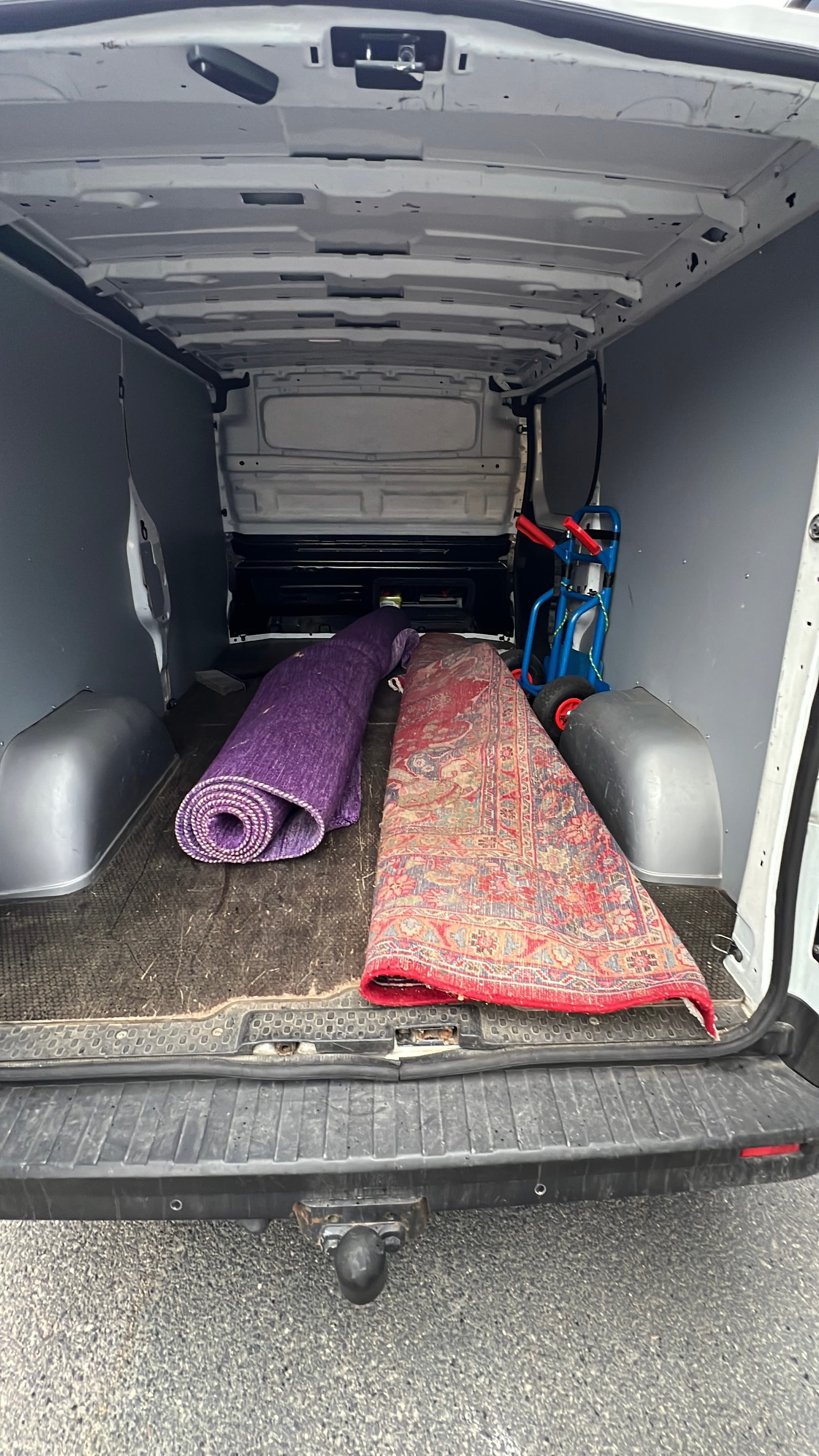 Transportbil lastad med rengjorda mattor