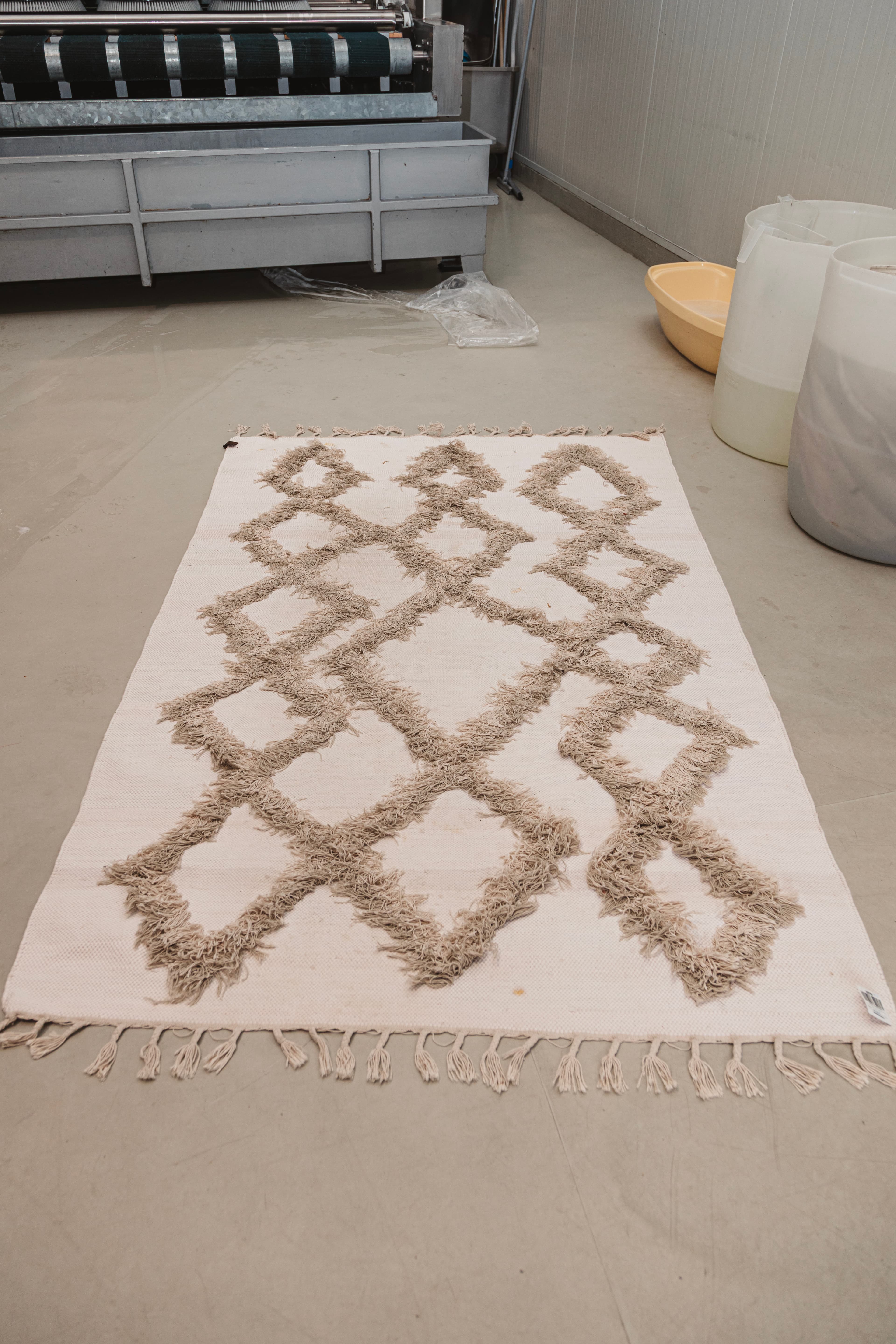How to clean a wool carpet at home