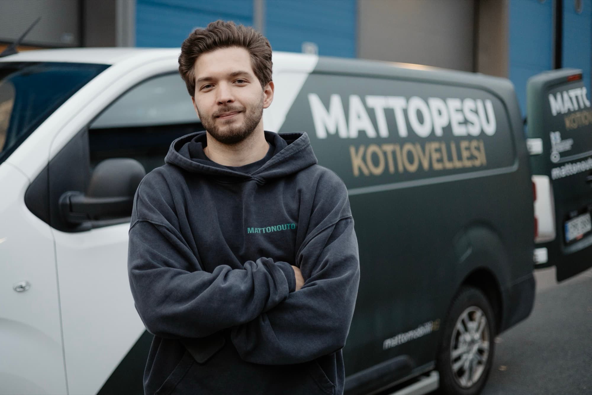 Mattonouton Roman pakettiauton vieressä